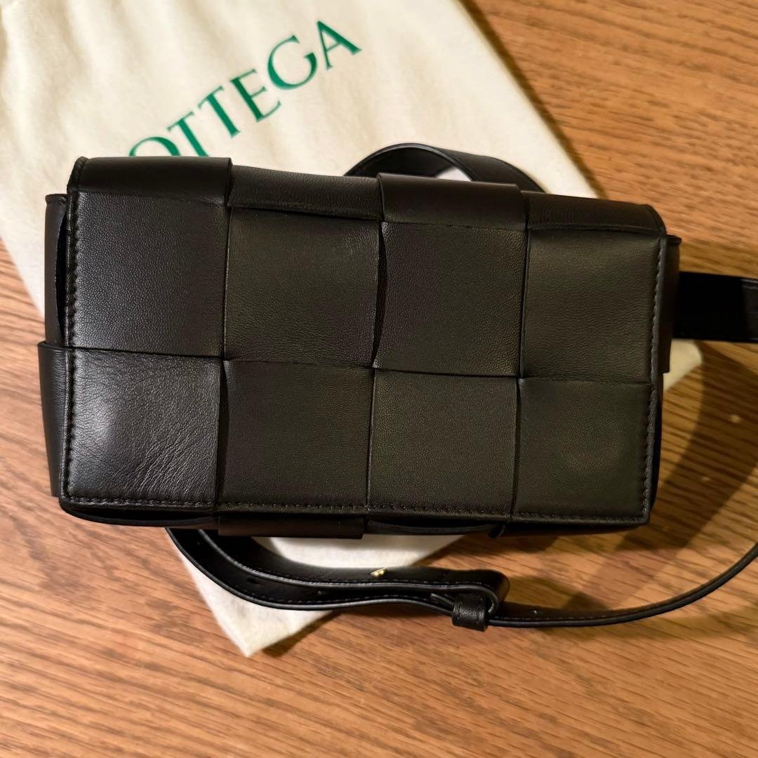 【美品】ボッテガべネタ　カセット　ブラックレザーボディバッグ