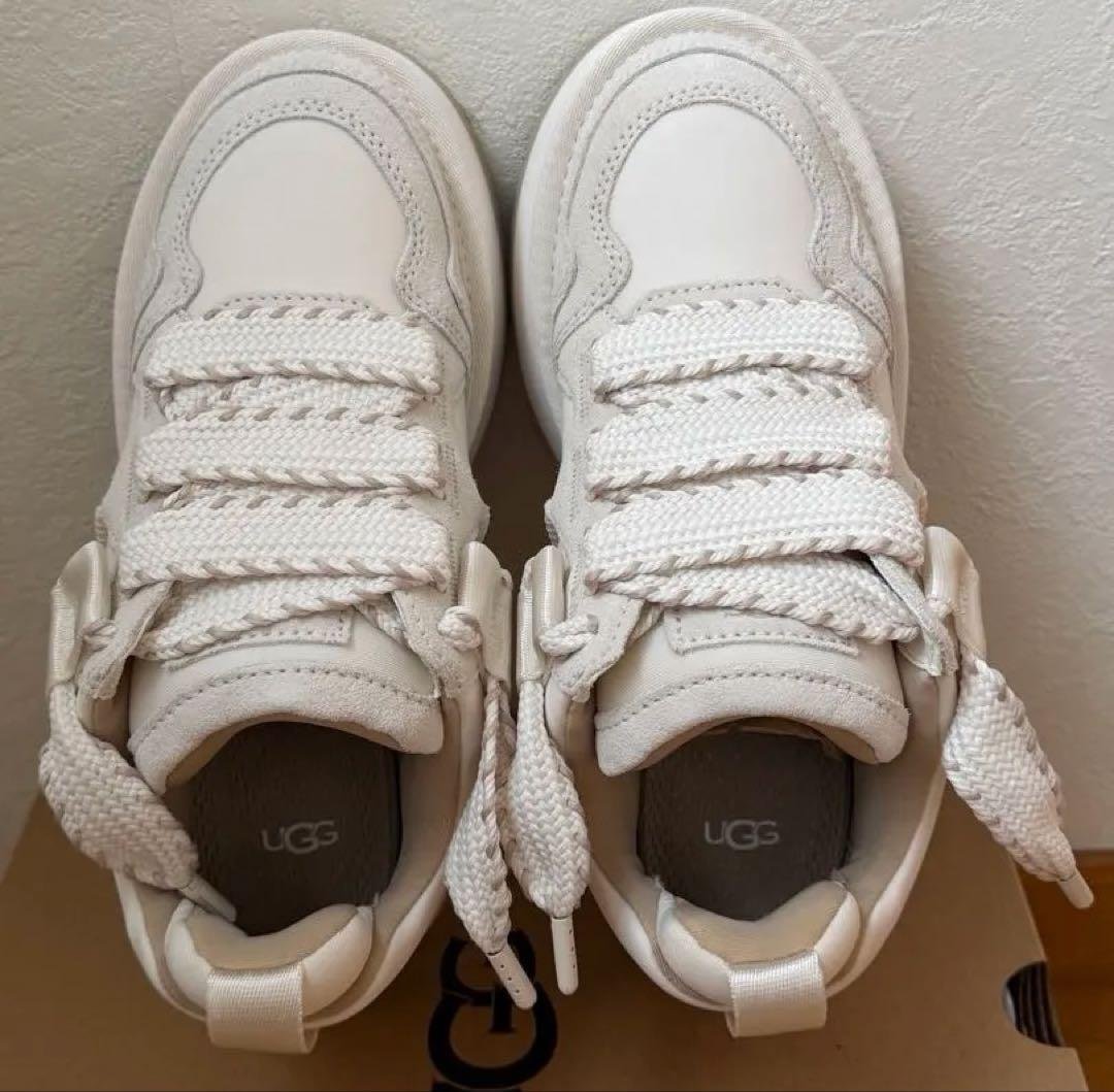 新品未使用　UGG ホワイト厚底スニーカー