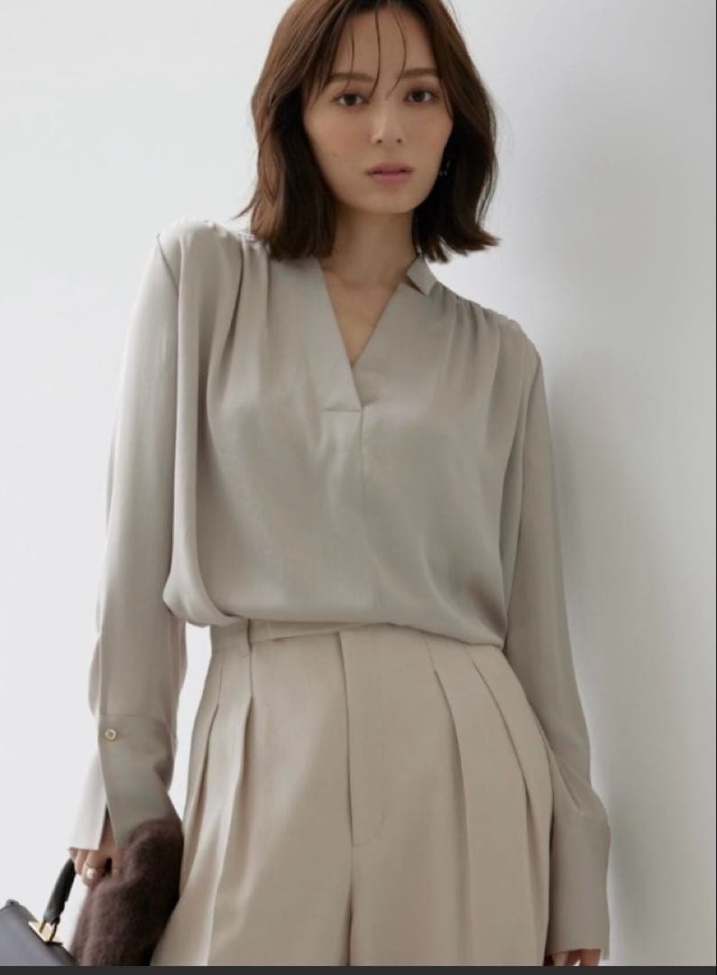 スキッパーネックフロントギャザーブラウス