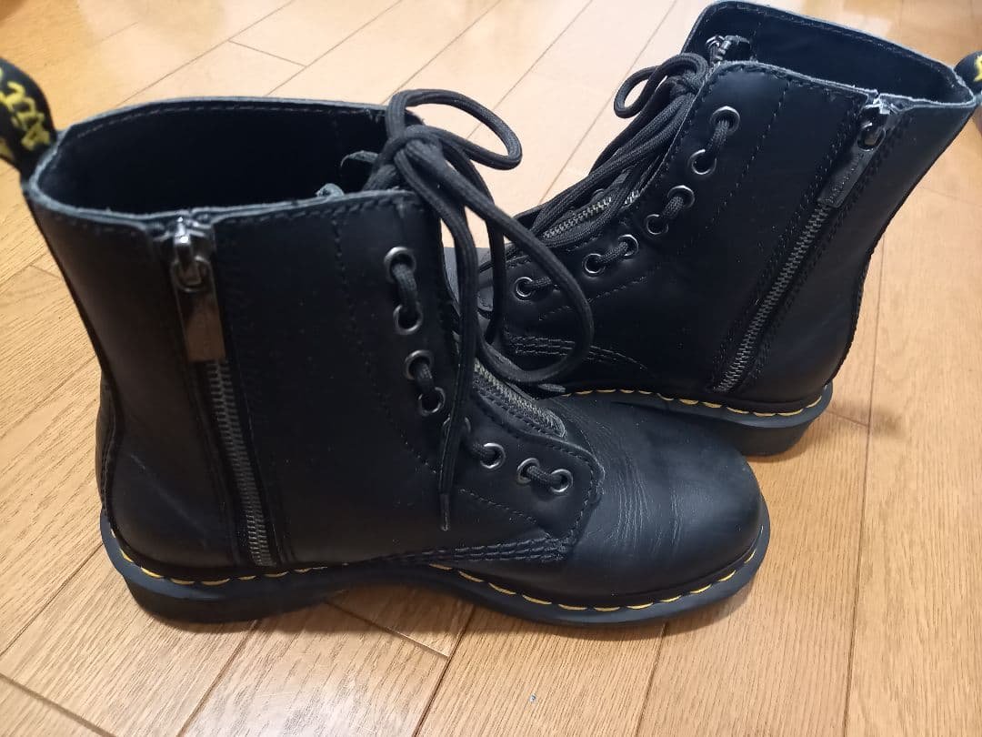 ドクターマーチン　ブラック ジッパー付き ブーツ