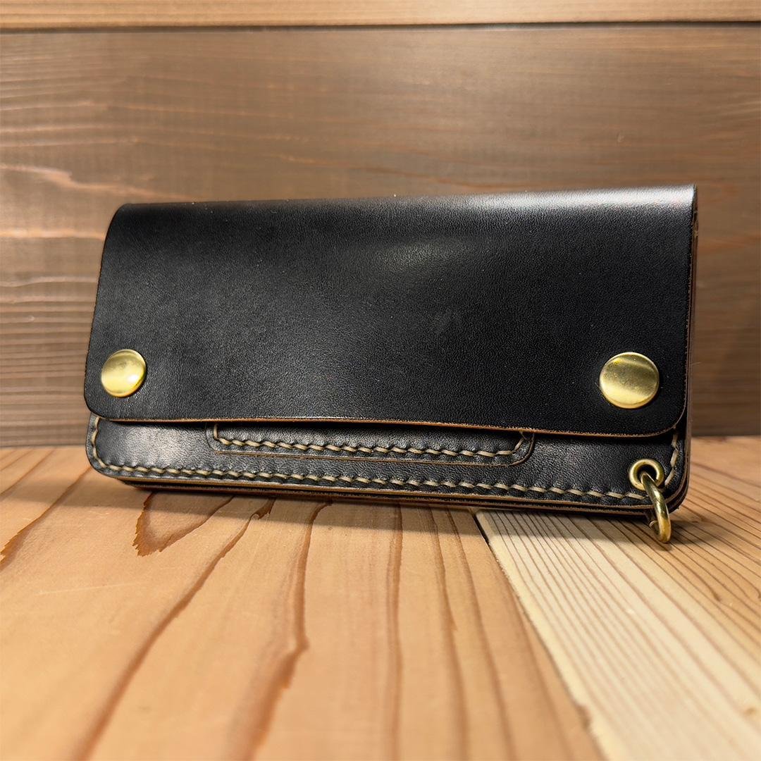 黒*げ様 昭南本ヌメ革 ロングトラッカーウォレット 丘染めブラック茶芯｜02