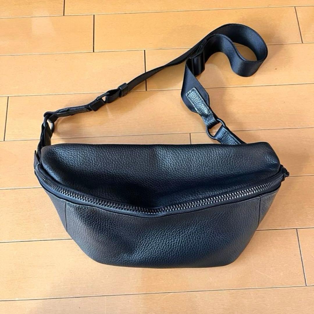 バーニーズニューヨーク　レザーボディバッグ
