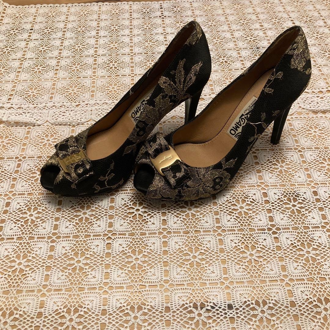 Ferragamo 黒金花柄 オープントゥヒール　サイズ6 / 2B