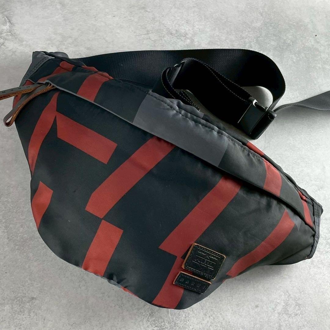 極美品 マルニ ポーター ボディバッグ ストライプ ナイロン ブラックレッド
