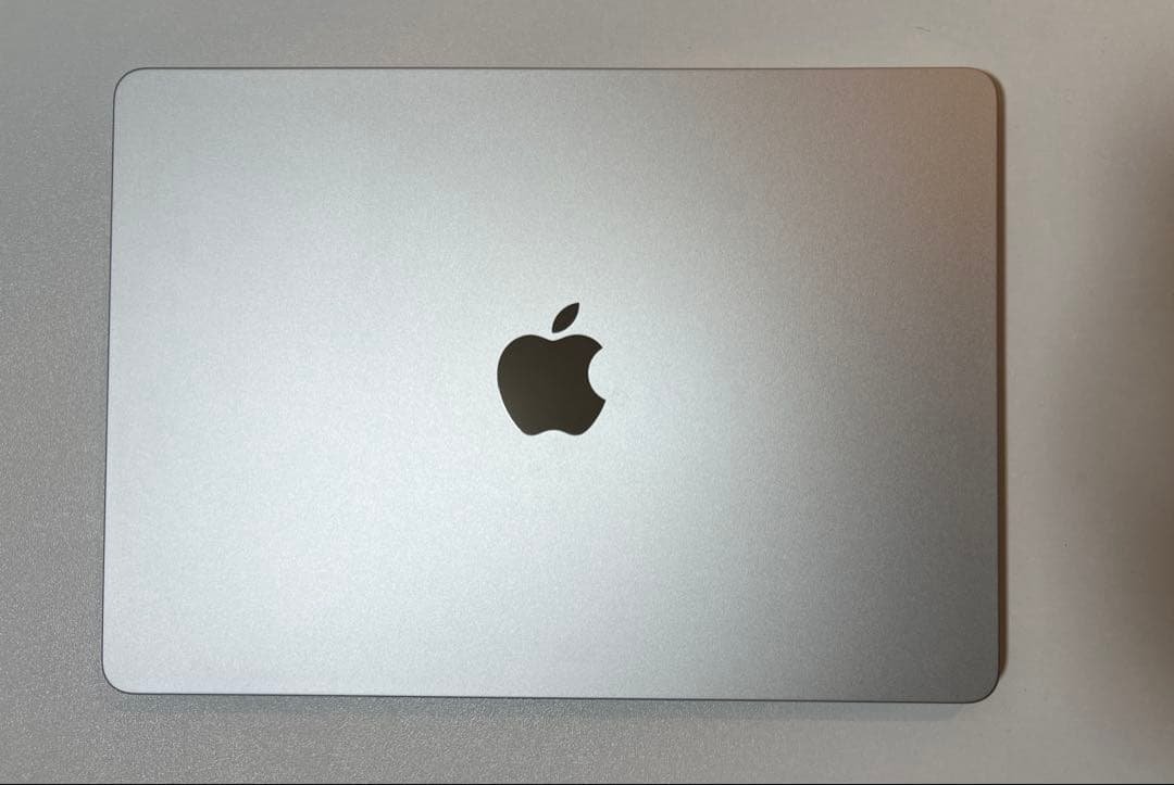 Apple MacBook Air M2 2022 本体　スターライト