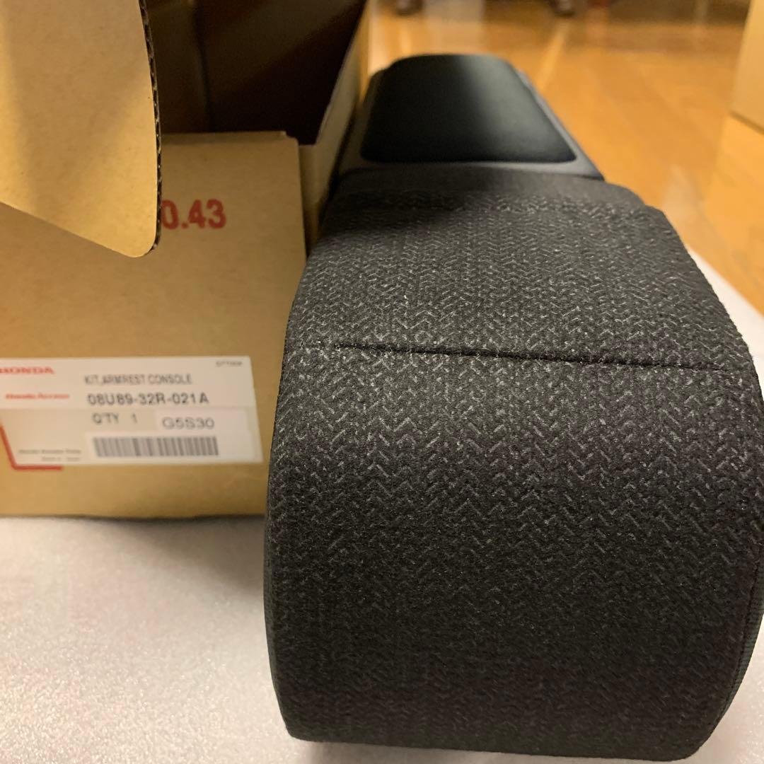 新品N-BOX 用HONDA純正アクセサリー　ア-ムレストコンソール