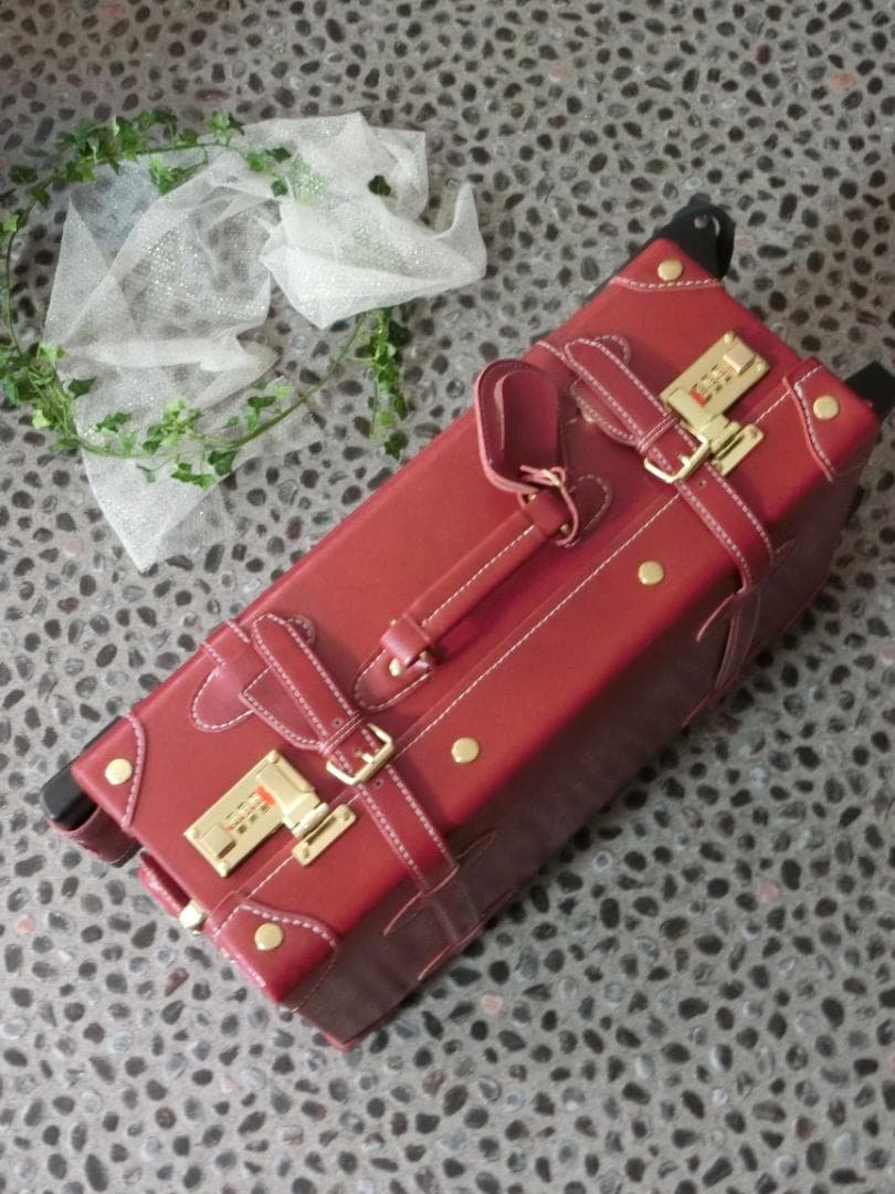 新品未使用☆頑強しっかりした作りの可愛い赤色スーツケース　ダイヤル式鍵付