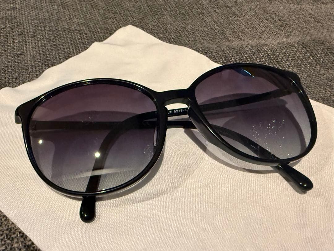 未使用に近い　CHANEL ブラックラウンドサングラス　レザーケース付き
