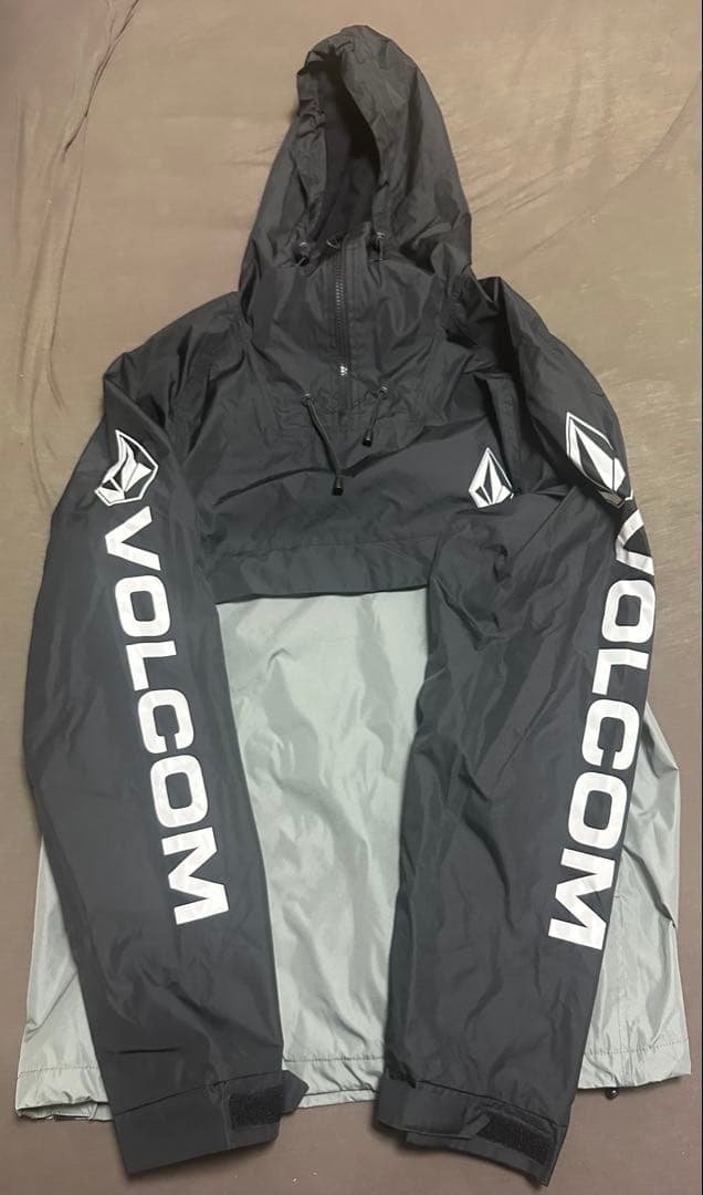VOLCOM フード付きスノーボードウェア　ブラック/グレー　サイズL