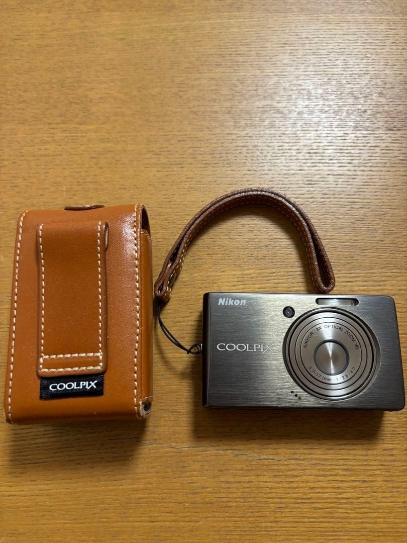 Nikon COOLPIX デジタルカメラ 本体と充電器