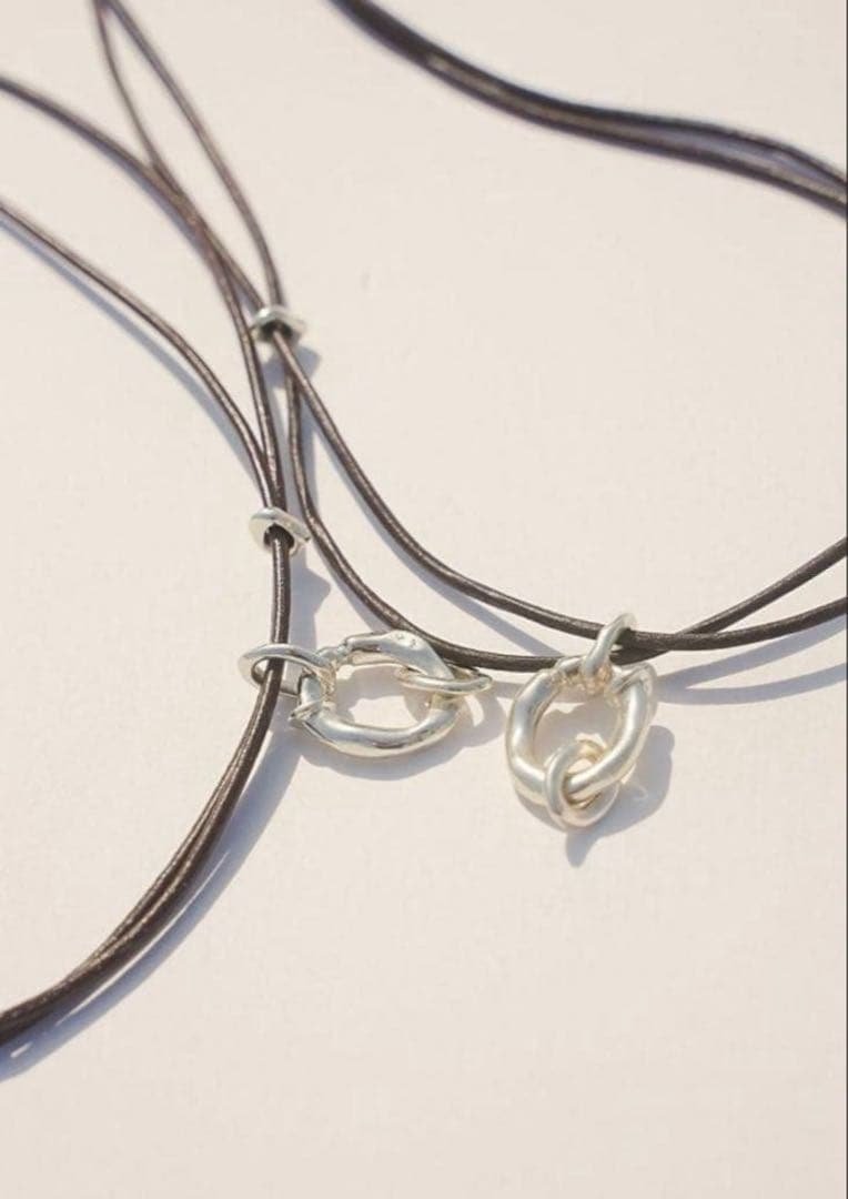 STRONG VOID LEATHER NECKLACE SILVER　Ours