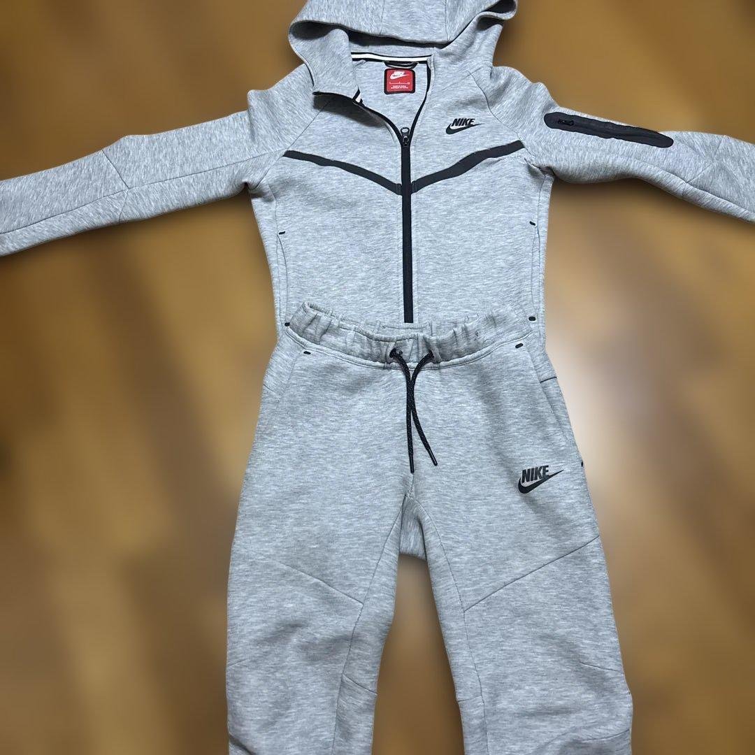 NIKEテックフリースS