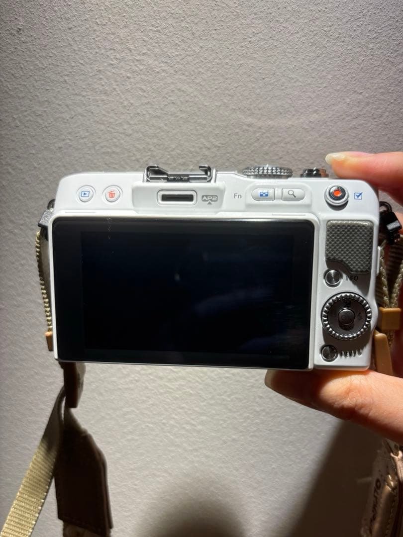 【美品】OLYMPUS PEN E-PL3 ミラーレス 一眼 ホワイト 紐付き