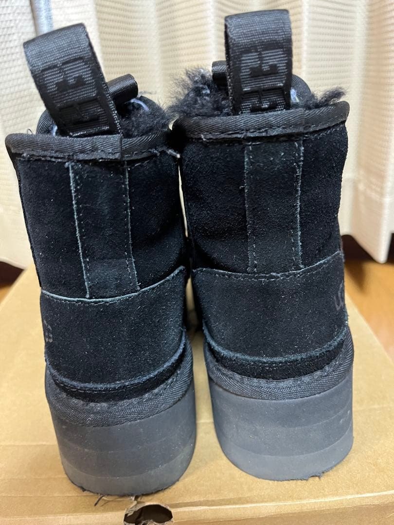 UGG プラットフォームブーツ　Neumel Platform Chelsea