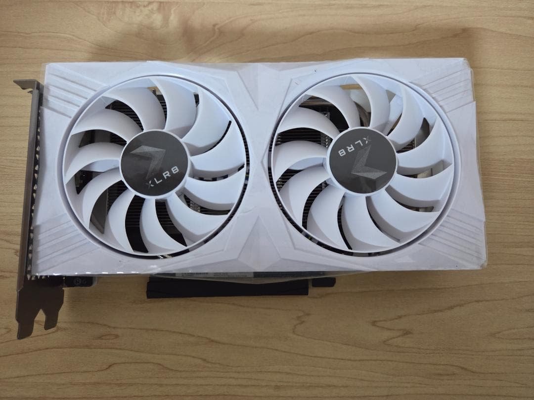 グラフィックボード・グラボ・ビデオカード PNY RTX 4060 8GB Gaming WHITE EDITION