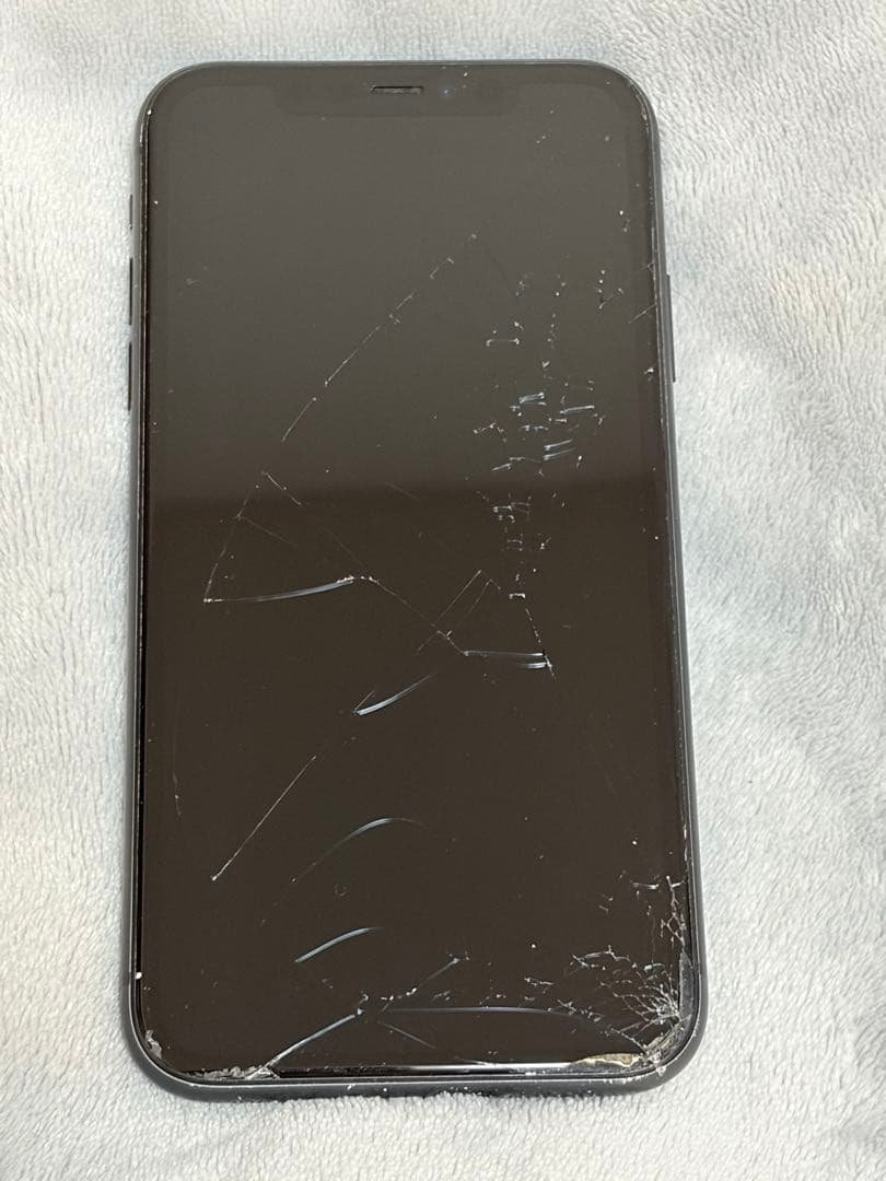 iPhone 11 128GB ブラック（画面割れあり）