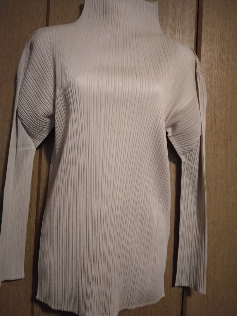 ➕本日特別買い得再々値下げ‼️➕プリーツプリーズハイネックトップス➕素材表示札無