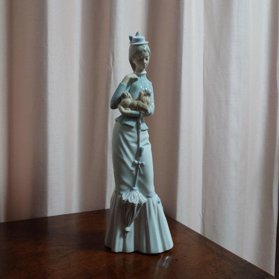 リヤドロ　青と白の陶器製女性像 子犬付き